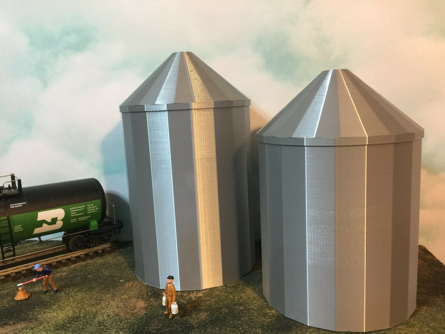 (2) Grain Silo Set - (1) 35' (1) 40' - O Scale 1:48 - Metallic Silver