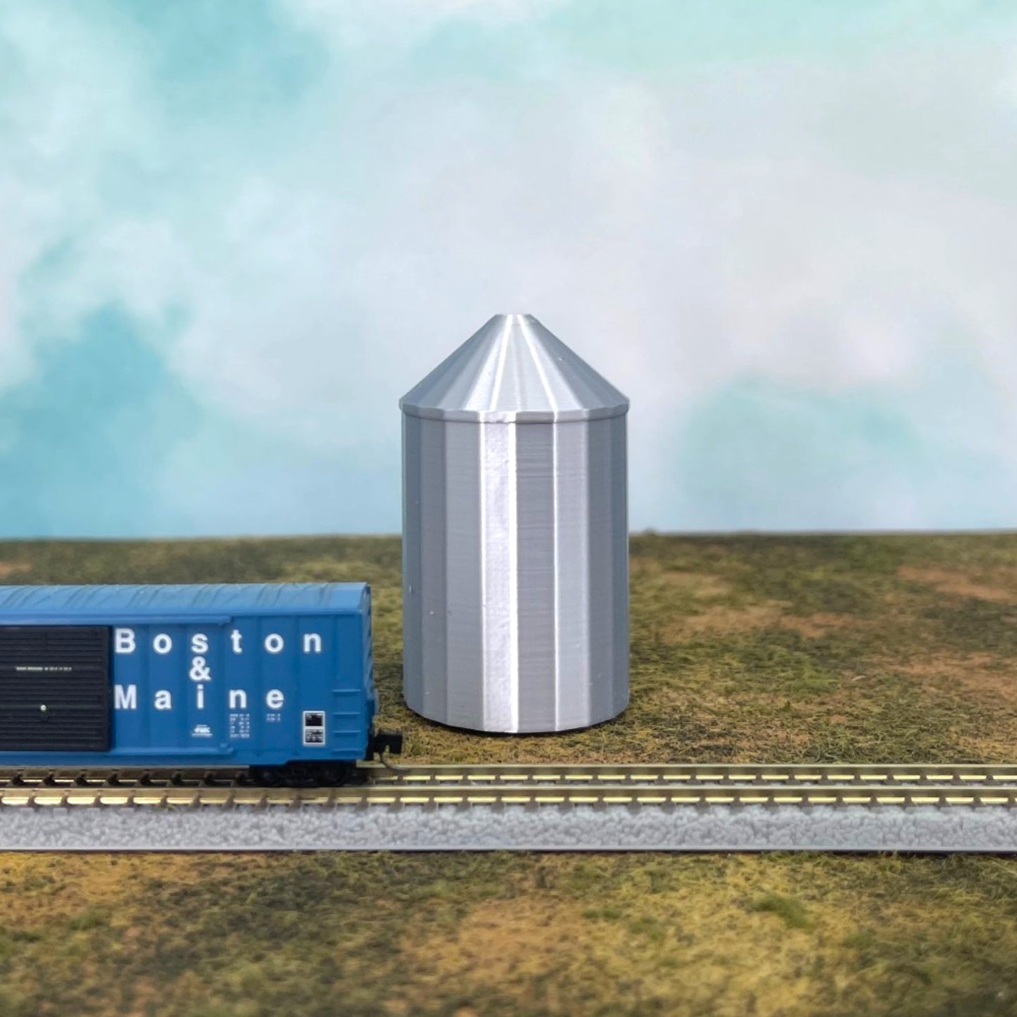 (2) Grain Silo Set - (1) 35' (1) 40' - N Scale 1:87 - Metallic Silver