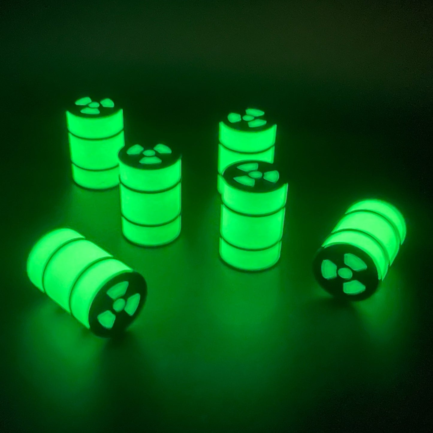 1 Gauge 1:32 Scale GLOW In Dark Nuclear Waste Drum 6pc