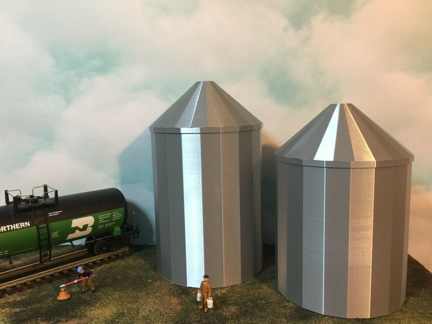 (2) Grain Silo Set - (1) 35' (1) 40' - O Scale 1:48 - Metallic Silver