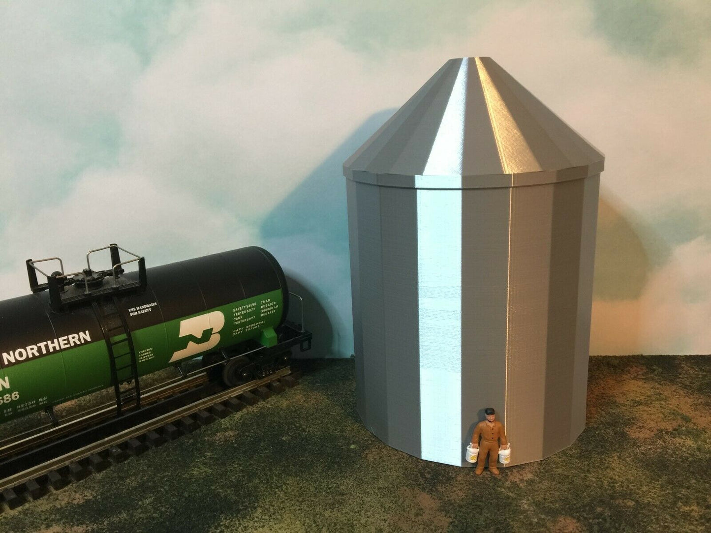 Tall Grain Silo - S Scale 1:64 - Metallic Silver